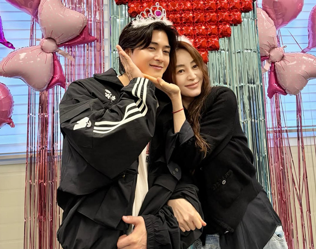 김혜수 촬영장서 동료들과 함께한 뜻깊은 축하 파티 현장 공개