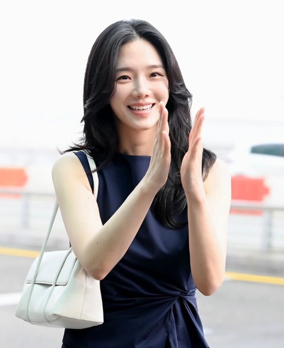 박규영, 해외 출국길 공항패션서 드러낸 특별한 매력