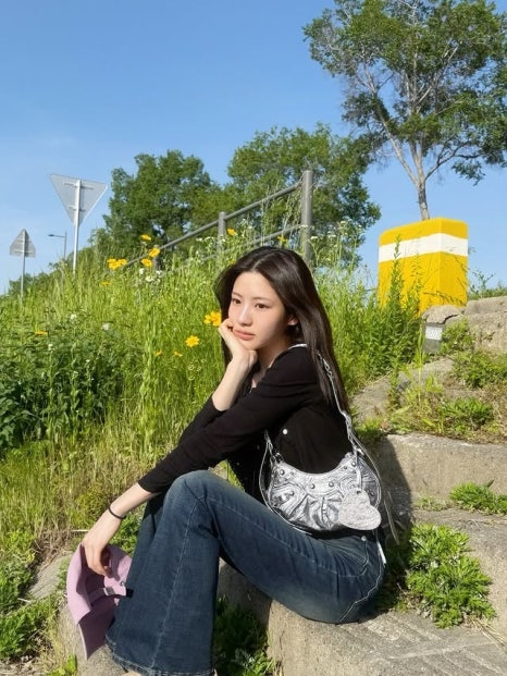 조아람, 긴팔 티셔츠로 담아낸 감성적인 스타일링 공개