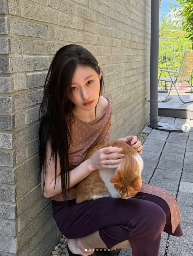 ITZY 채령, 화이트 가디건과 데님으로 일상 패션 완성해 눈길