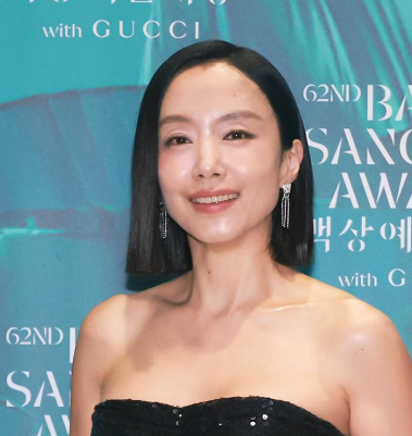전도연 단발 스타일링 비결과 매력, 나이를 초월한 우아함