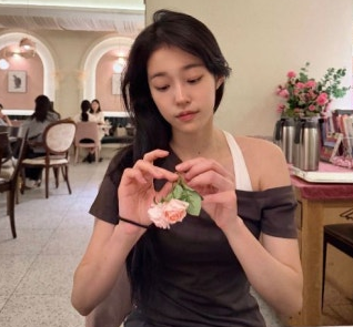 노윤서 일상 셀카 공개, 오프숄더 룩에 팬들 열광!